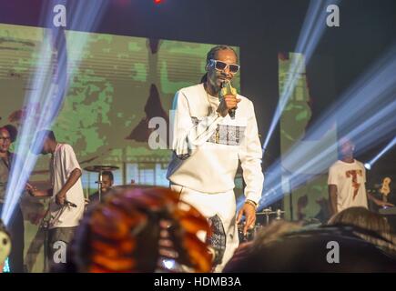 Snoop Dogg celebrated his upcoming 45th Birthday by rocking the World Stage in a Private Show filmed at CET TV in Hollywood and Live Streamed to Amazon Fire and Google Play.  Snoop went through a medley of his hits that span across a 25 year career, makin Stock Photo