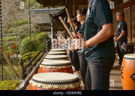 Japanese taiko drummers, Bishumondo Temple, Kyoto, Japan Stock Photo