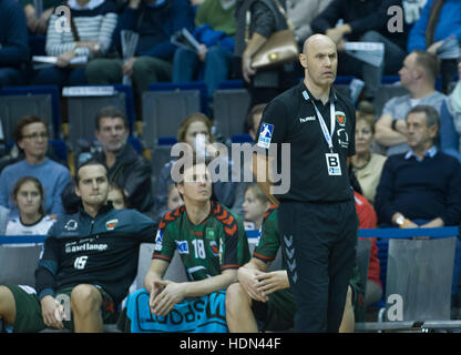 Berlin, Germany. 11th Dec, 2016. Fuechse coach Erlingur Birgir Richardsson pictured at the German Handball Bundesliga match between Fuechse Berlin and TBV Lemgo at the Max-Schmeling Halle in Berlin, Germany, 11 December 2016. Photo: Paul Zinken/dpa/Alamy Live News Stock Photo