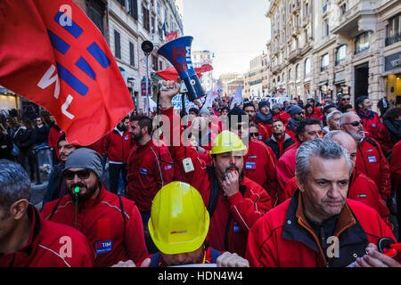 Rome, Italy. 13th December, 2016. Employees of TIM, an Italian brand owned by Telecom Italia that provides mobile, fixed telephony and Internet services, hold a national strike to protest against wage cuts and for the renewal of the contract in Rome, Italy. Credit:  Giuseppe Ciccia/Alamy Live News Stock Photo