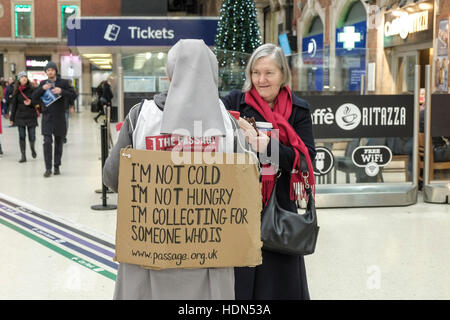 London, UK. 13th December 2016. Homeless Charity Collecters at Victoria Station, London. Credit:  claire doherty/Alamy Live News Stock Photo
