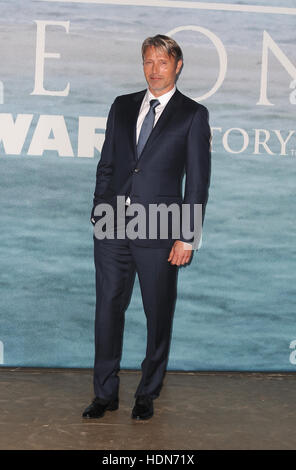 London, UK, UK. 13th Dec, 2016. Mads Mikkelsen attends the launch event for 'Rouge One: A Star Wars Story' at Tate Modern. Credit:  Ferdaus Shamim/ZUMA Wire/Alamy Live News Stock Photo