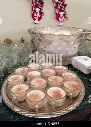 Washington DC, USA. 07th Dec, 2016. Glasses filled with eggnog on a table in the White House in Washington DC, USA, 07 December 2016. The drink, made from a mixture of eggs, sugar and cream, is a Christmas staple for many Americans. Photo: Martin Bialecki/dpa/Alamy Live News