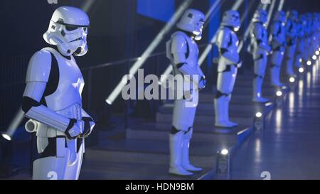 London, UK. 13th Dec, 2016. Stormtroopers attends the Launch Event of ROGUE ONE: A STAR WARS STORY at Tate Modern, in London, England (13/12/2016) | Verwendung weltweit/picture alliance Credit:  dpa/Alamy Live News Stock Photo