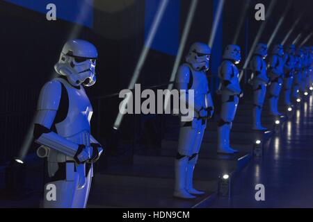 London, UK. 13th Dec, 2016. Stormtroopers attends the Launch Event of ROGUE ONE: A STAR WARS STORY at Tate Modern, in London, England (13/12/2016) | Verwendung weltweit/picture alliance Credit:  dpa/Alamy Live News