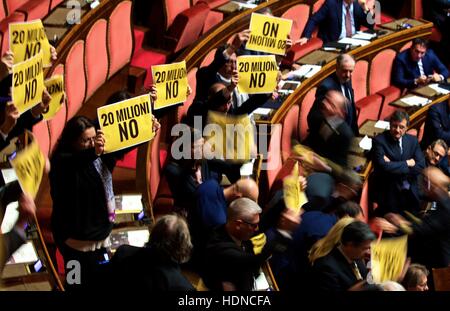 Rome, Italy. 14th Dec, 2016. Anti-establishment Five Star Movement (M5S) senators hold '20 Million No' signs ahead of a confidence vote at the upper house in Rome, capital of Italy, on Dec. 14, 2016. The new cabinet of Italian Prime Minister Paolo Gentiloni won the second of two confidence votes on Wednesday, paving the way for formally taking over the power. © Jin Yu/Xinhua/Alamy Live News Stock Photo