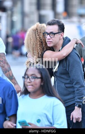 Fred Armisen spotted hugging an unidentified woman as he walks in Soho  Featuring: Fred Armisen Where: Manhattan, New York, United States When: 20 Oct 2016 Stock Photo