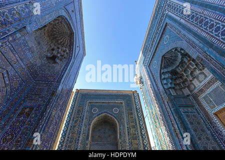 Restoring the tiles of the monumental gates of the mausoleums in the holy cemetery of Shakhi Zinda in Samarkand, Uzbekistan. Stock Photo