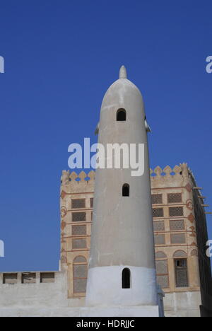 Minaret of the Siyadi Mosque with the Siyadi House behind, on the Bahrain Pearl Trail, in Muharraq, Kingdom of Bahrain Stock Photo