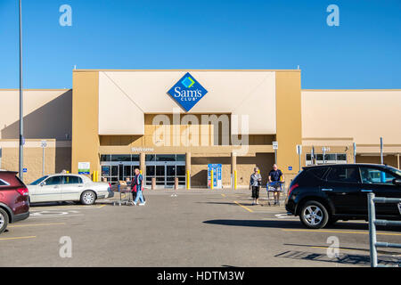 Sam's Club exterior and shoppers. Sam's is a large box store, this one located on Memorial Rd, Oklahoma City, Oklahoma, USA. Stock Photo