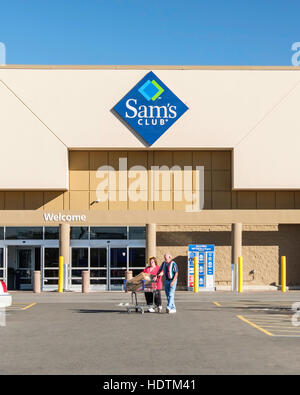 Two shoppers with purchases leaving Sam's Club, a large box store on Memorial Rd, Oklahoma City, Oklahoma, USA. Exterior. Stock Photo