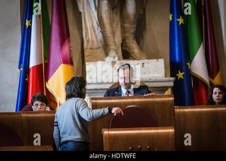 Rome, Italy. 14th Dec, 2016. The Capitoline Assembly budget Rome Movement Five Star (M5S) during the discussion between movement risked Brawl's opposition Democratic Party (PD). Credit:  Andrea Ronchini/Pacific Press/Alamy Live News Stock Photo