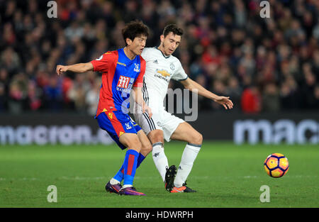 Crystal Palace's Lee Chung-yong (left) and Manchester United's Matteo Darmian during the Premier League match at Selhurst Park, London. PRESS ASSOCIATION Photo. Picture date: Wednesday December 14, 2016. See PA story SOCCER Palace. Photo credit should read: Adam Davy/PA Wire. RESTRICTIONS: EDITORIAL USE ONLY No use with unauthorised audio, video, data, fixture lists, club/league logos or 'live' services. Online in-match use limited to 75 images, no video emulation. No use in betting, games or single club/league/player publications. Stock Photo