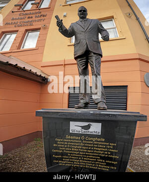 Belfast Falls Rd Republican statue of James Connolly / Seamus Ó Conghaile outside society HQ office. Erected March 2016 Stock Photo