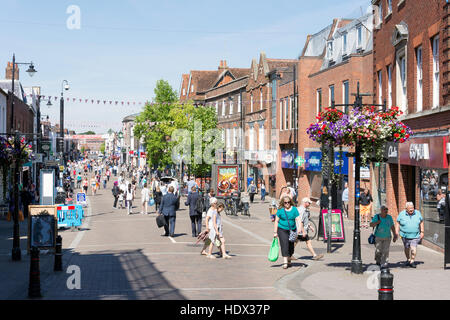 NEWBURY HIGH STREET BERKSHIRE ENGLAND MARKET SUNDAY Stock Photo - Alamy