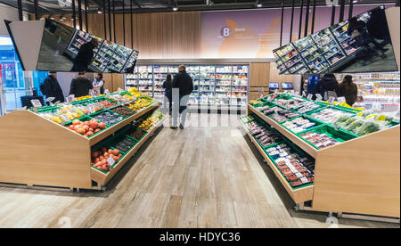 Coop Italia, Italy’s largest supermarket chain, has collaborated with Accenture to reinvent the customer experience in new shop Stock Photo