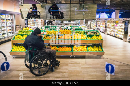 Coop Italia, Italy’s largest supermarket chain, has collaborated with Accenture to reinvent the customer experience in new shop Stock Photo