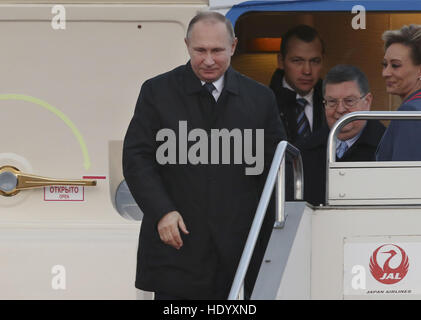 Nagato, Japan. 15th December, 2016. Russian President Vladimir Putin (front) arrives at Ube Airport in Yamaguchi prefecture, Japan, Dec. 15, 2016. Russian President Vladimir Putin arrived at Japan's Ube Airport in Yamaguchi prefecture Thursday afternoon, about two and a half hours behind schedule for his talks with Japanese Prime Minister Shinzo Abe. (Xinhua) (cl) Credit:  Xinhua/Alamy Live News Stock Photo