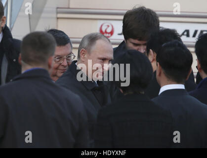Nagato, Japan. 15th December, 2016. Russian President Vladimir Putin (C) arrives at Ube Airport in Yamaguchi prefecture, Japan, Dec. 15, 2016. Russian President Vladimir Putin arrived at Japan's Ube Airport in Yamaguchi prefecture Thursday afternoon, about two and a half hours behind schedule for his talks with Japanese Prime Minister Shinzo Abe. (Xinhua) (cl) Credit:  Xinhua/Alamy Live News Stock Photo