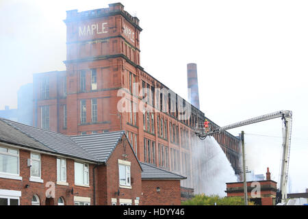 Oldham, UK. 15th Dec, 2016. Homes close to a mill where fire fighters are tackling a blaze, Oldham, 15th December, 2016  Credit:  Barbara Cook/Alamy Live News Stock Photo