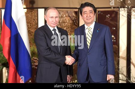 Nagato, Japan. 15th Dec, 2016. Russian President Vladimir Putin is welcomed by Japanese Prime Minister Shinzo Abe for a bilateral meeting December 15, 2016 in Nagato, Yamaguchi, Japan. The two are meeting at a hot spring resort to resolve issues over security and economic ties. © Planetpix/Alamy Live News Stock Photo
