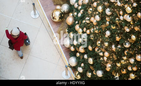 Hanover, Germany. 15th Dec, 2016. People walk through the shopping centre Ernst-August-Galerie in Hanover, Germany, 15 December 2016. Roughly one week before Christmas, the final spurt in the Christmas shopping for the retail industry has started. Photo: Julian Stratenschulte/dpa/Alamy Live News Stock Photo