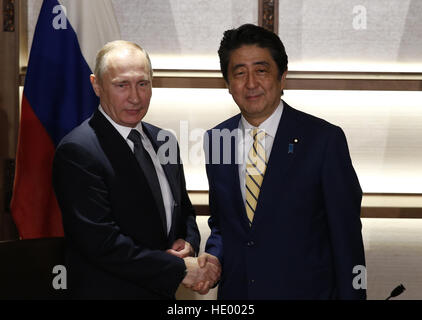 Nagato. 15th Dec, 2016. Russian President Vladimir Putin (L) shakes hands with Japanese Prime Minister Shinzo Abe prior to their meeting in Nagato, Yamaguchi prefecture, Japan, Dec. 15, 2016. Russian President Vladimir Putin held talks with Japanese Prime Minister Shinzo Abe here on Thursday focusing on a decades-old territorial dispute and a post-war peace treaty. © Xinhua/Alamy Live News Stock Photo