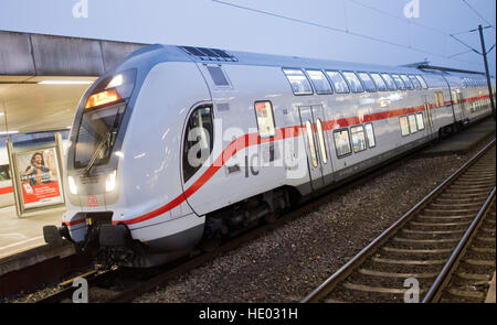 Hanover, Germany. 15th Dec, 2016. An IC 2 (Intercity) train of Deutsche Bahn can be seen at the central station in Hanover, Germany, 15 December 2016. Double deck Intercity trains have been in use in Northern Germany for one year. After the start of the trains, numerous complaints about shaking trains on freshly grinded tracks were registered. Photo: Julian Stratenschulte/dpa/Alamy Live News Stock Photo