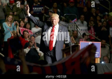 Hershey, Pennsylvania, USA. 6th Nov, 2016. President-Elect Donald Trump and Vice-President-Elect Mike Pence hold a post-election Thank You Tour event of at the Giant Center in Hershey, PA. © Bastiaan Slabbers/ZUMA Wire/Alamy Live News Stock Photo