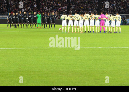 the 2016 FIFA Club World Cup Semi-Final match between Club America and Real Madrid, C. 15th Dec, 2016. Moment of Silence, DECEMBER 15, 2016 - Football/Soccer : Fans, players and officials observe a minutes silence for the victims of the plane crash involving the Brazilian club Chapecoense prior to the 2016 FIFA Club World Cup Semi-Final match between Club America and Real Madrid, C.F. at International Stadium Yokohama in Yokohama, Japan © AFLO/Alamy Live News Stock Photo