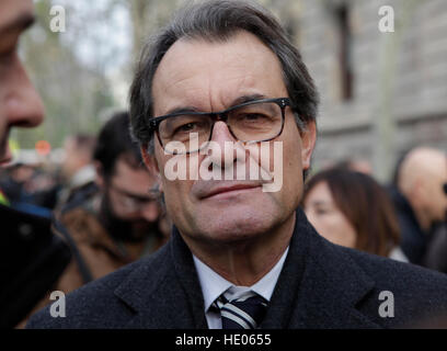 Barcelona, Catalonia, Spain. 16th Dec, 2016.      Artur Mas speaks to press. Catalan Members of Parliament and Mayors from the cities and towns of Catalonia demonstrate their support to the Parliament President, Carme Forcadell, before she goes into Court. Forcadell has been accused from Spanish Government to commit anti-constitutional acts, by approving the path to get the Referendum for Catalonia Independence.    © rich bowen/Alamy Live News Stock Photo