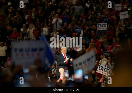 Hershey, Pennsyvlania, USA. 15th Dec, 2016. President-Elect Donald Trump greets supporters as he gets on stage at a post-election Thank You Tour event with Vice-President-Elect Mike Pence, at the Giant Center in Hershey, PA. Credit: Bastiaan Slabbers/Alamy Live News Stock Photo