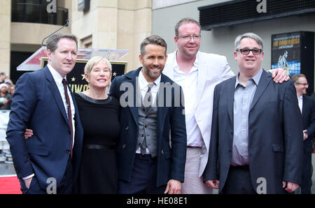 Hollywood, CA, USA. 15th Dec, 2016. 15 December 2016 - Hollywood, California - Ryan Reynolds, Tammy Reynolds, Terry Reynolds, Patrick Reynolds, Jeff Reynolds. Ryan Reynolds Honored With Star On The Hollywood Walk Of Fame. Photo Credit: F. Sadou/AdMedia © AdMedia/ZUMA Wire/Alamy Live News Stock Photo