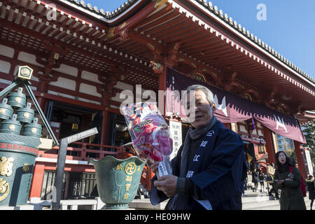 Tokyo, Tokyo, Japan. 17th Dec, 2016. Decorated battledores, shuttlecocks and kites are on sale at open-air stalls during an annual fair held on the grounds of Sensoji Buddhist Temple in Tokyos downtown Asakusa in Tokyo. The fair originated in the 16th century from a custom to give a battledore and pray for the healthy growth of girls, symbolizing the racket as a ''board to bounce back evil. © Alessandro Di Ciommo/ZUMA Wire/Alamy Live News Stock Photo