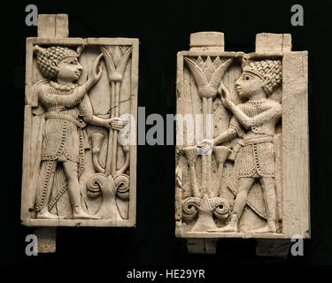 5997. Ivory plaque depicting an Egyptian man holding a lotus flower. Phoenician art from Nimrud, Mesopotamia (today Iraq) c. 9-8th. C. BC. Stock Photo
