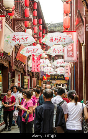 Shoppers shopping market street Chenghuang Miao City God Temple Shanghai, China. Stock Photo