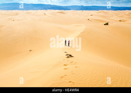 Tourists in the desert at Shapotou Scenic Area, Zhongwei, Ningxia, China Stock Photo
