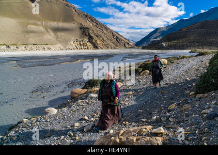 Two local women are walking down the Kali Gandaki valley Stock Photo