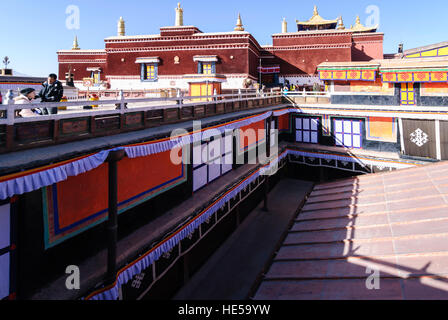 Lhasa: Potala: former palace of the Dalai Lamas; Lookout platform on the roof of the White Palace and view to the Red Palace, Tibet, China Stock Photo