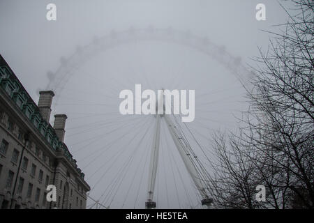 London, UK. 17th Dec, 2016. London Eye covered under thick fog © amer ghazzal/Alamy Live News Stock Photo