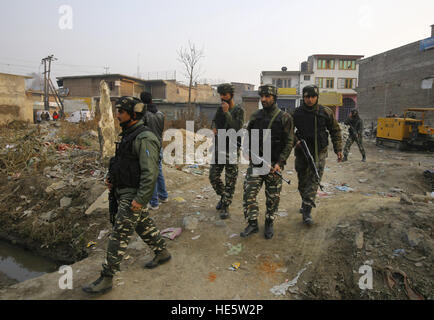 Srinagar, Indian-controlled Kashmir. 17th Dec, 2016. Indian soldiers arrive at the site of a militant attack on their convoy at Pampore town of Pulwama district, about 16 km south of Srinagar, summer capital of Indian-controlled Kashmir, Dec. 17, 2016. At least three soldiers of Indian army were killed Saturday after militants ambushed their convoy in restive Indian-controlled Kashmir, officials said. © Javed Dar/Xinhua/Alamy Live News Stock Photo