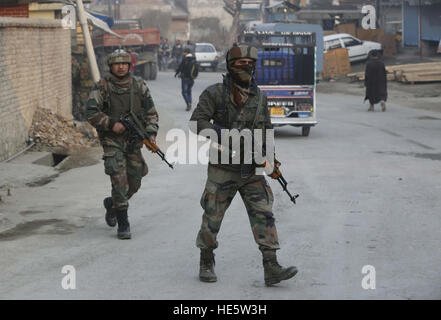 Srinagar, Indian-controlled Kashmir. 17th Dec, 2016. Indian soldiers arrive at the site of a militant attack on their convoy at Pampore town of Pulwama district, about 16 km south of Srinagar, summer capital of Indian-controlled Kashmir, Dec. 17, 2016. At least three soldiers of Indian army were killed Saturday after militants ambushed their convoy in restive Indian-controlled Kashmir, officials said. © Javed Dar/Xinhua/Alamy Live News Stock Photo