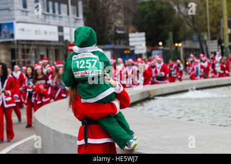 Madrid, Spain. 17th Dec, 2016. People dressed in Santa Claus costumes take part in a run in Madrid, Saturday, Dec. 17, 2016. Thousands of people ran in the annual Santa race through the streets of the Spanish capital Saturday morning. © Gtres Información más Comuniación on line,S.L./Alamy Live News Stock Photo
