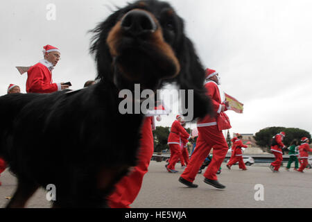 Madrid, Spain. 17th Dec, 2016. People dressed in Santa Claus costumes take part in a run in Madrid, Saturday, Dec. 17, 2016. Thousands of people ran in the annual Santa race through the streets of the Spanish capital Saturday morning. © Gtres Información más Comuniación on line,S.L./Alamy Live News Stock Photo