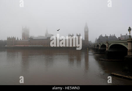 London, UK. 17th Dec, 2016. Photo taken on Dec. 17, 2016 shows the House of Parliament in fog in central London, Britain. © Han Yan/Xinhua/Alamy Live News Stock Photo