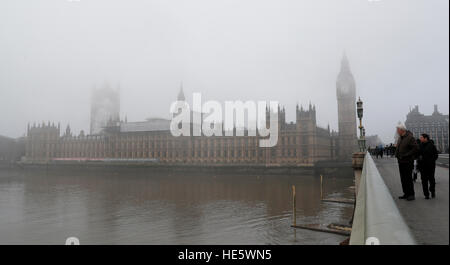 London, UK. 17th Dec, 2016. Photo taken on Dec. 17, 2016 shows the House of Parliament in fog in central London, Britain. © Han Yan/Xinhua/Alamy Live News Stock Photo