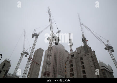 London, UK. 17th December, 2016. UK Weather: Heavy afternoon mist and fog seen over Southbank Place development © Guy Corbishley/Alamy Live News Stock Photo