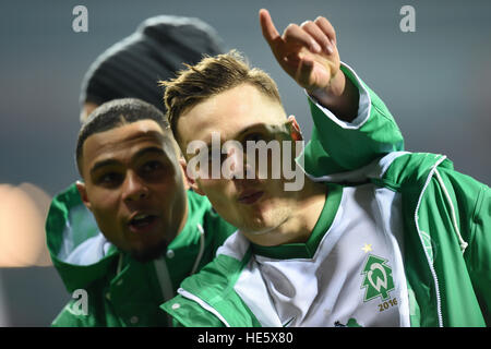 Bremen, Germany. 17th Dec, 2016. Bremen's Serge Gnabry (l) and Robert Bauer standing together after the German Bundesliga football match between Werder Bremen amd 1. FC Cologne at the Weserstadion in Bremen, Germany, 17 December 2016. (EMBARGO CONDITIONS - ATTENTION: Due to the accreditation guidlines, the DFL only permits the publication and utilisation of up to 15 pictures per match on the internet and in online media during the match.) Photo: Carmen Jaspersen/dpa/Alamy Live News Stock Photo