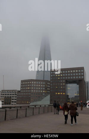 London, UK. 17th Dec, 2016. UK weather. Foggy day in London. © claire doherty/Alamy Live News Stock Photo