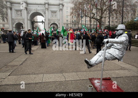 London, UK. 17th Dec, 2016. Street performers at the edge of the save Aleppo protest, Marble Arch - 17/12/2016 © Edward Jonkler/Alamy Live News Stock Photo
